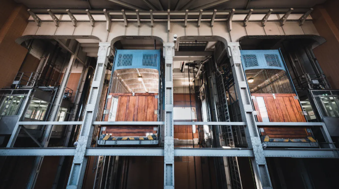 Сравнение размеров грузового лифта в коммерческих и жилых зданиях